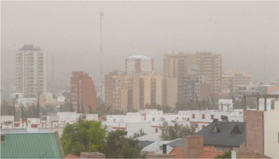 En Neuqun las rfagas se sintieron con intensidad y la tierra afect la visibilidad. (Foto: Agencia Neuqun).