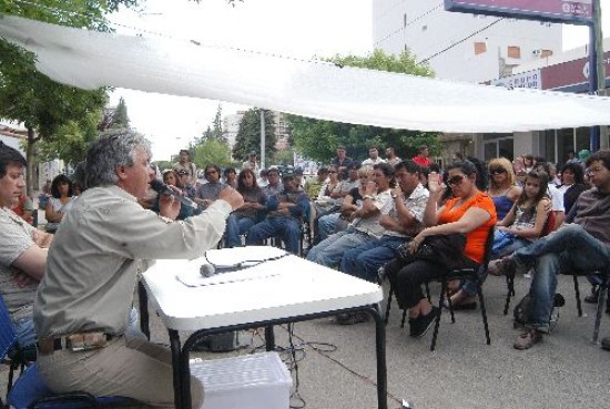 El plenario de delegados del gremio estatal sesion en la calle. 