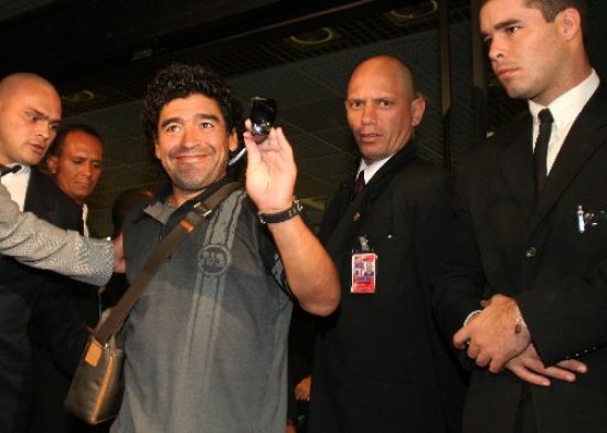 Los jugadores del Manchester United no se perdieron la foto con Diego. Maradona fue el epicentro de todas las miradas en Europa. 