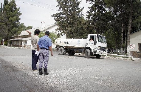 Las autoridades pusieron una guardia policial al camin regador para evitar nuevos desmanes. 