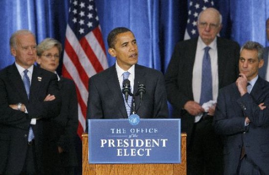 Obama flanqueado por Biden (izquierda) y Emanuel (derecha), su vicepresidente y jefe de Gabinete respectivamente. 