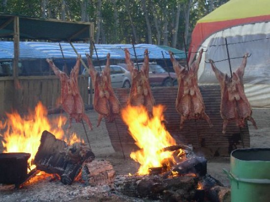 Los fogones con exquisitos chivitos al asador son punto central de atraccin. 