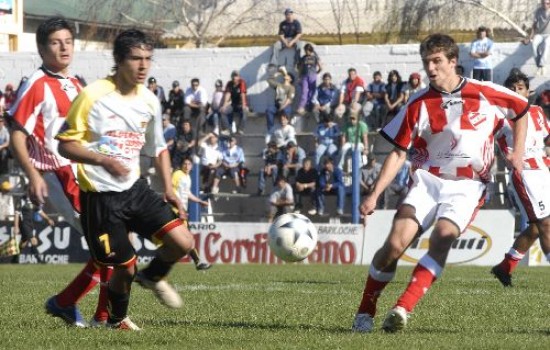 En la primera fecha igualaron 1-1 en Bariloche. Kees anot para los neuquinos. Ramn Penayo arrancar como volante por derecha en el 