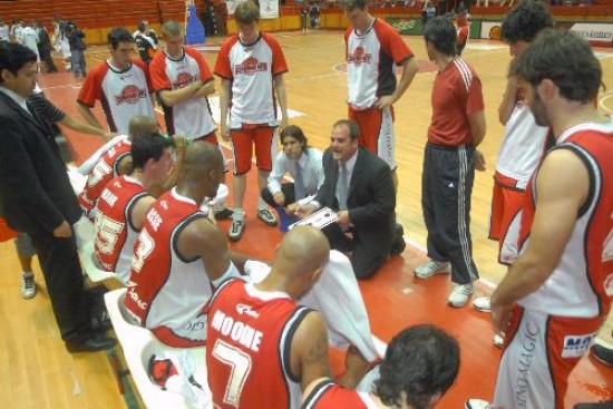 Santángelo da indicaciones durante el juego ante El Nacional. Hoy no deberá fallar en el cierre. 