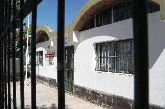 El edificio del salón comunitario donde se realizó la fiesta que culminó con la agresión de dos vecinos del mismo barrio. 