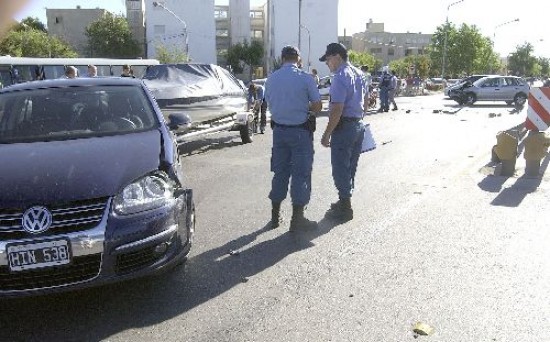 En el choque ocurrido sobre la avenida Argentina y ruta 22, se presumía que alguno de los involucrados no respetó el semáforo. 