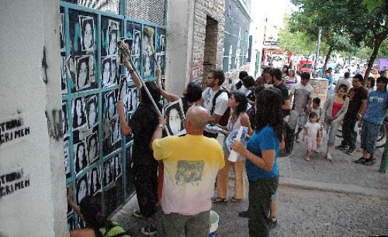 Después de la radio abierta, los manifestantes marcharon por el centro cipoleño y realizaron pintadas en diversos edificios públicos. 