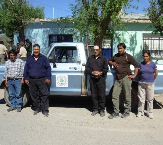 Integrantes de la comunidad mapuche y la camioneta con la que ahora cuentan. 