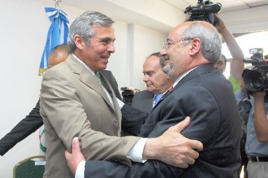 Después del "sí, juro", los abrazos. El ex juez federal reemplaza en el cargo a Roberto Fernández. 