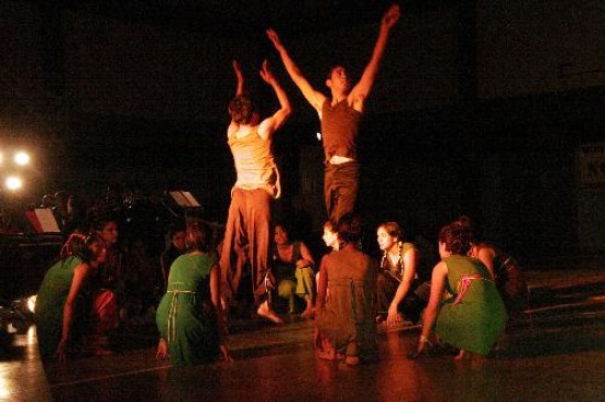 La iniciativa tiene como antecedente una experiencia que se realiz en Berln, en 2004, con 250 chicos y adolescentes, muchos de ellos con problemas de marginalidad. Las profesoras de la Escuela de Danza neuquina asumieron el desafo de encarar en la ciudad una propuesta similar. 