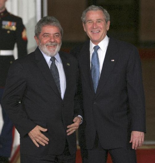 Lula le ratificó a Bush lo que piensa: "el G-8 se ha vuelto irrelevante en el mundo globalizado". La actual crisis así lo confirma, insistió. 