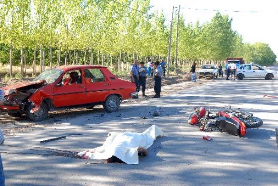 La moto y el auto en la escena del accidente, donde muri el motociclista. 