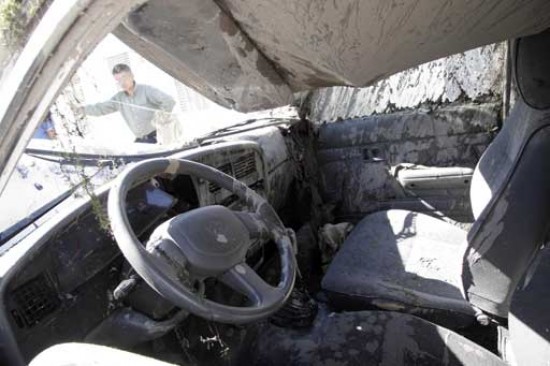 Imagen del estado de la camioneta cuando la polícia la sacó del desague. Foto: Agustín Martínez.