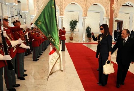 La presidenta fue recibida ayer en Argel por su par argelino, Abdelaziz Buteflika. 