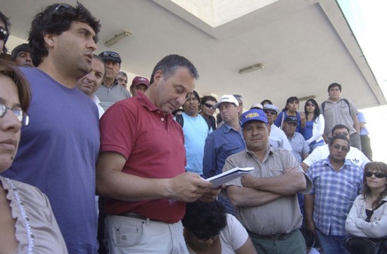 Empleados municipales a la salida de la reunin con el ejecutivo local. (Foto: AN).