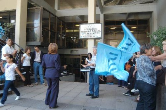 La iniciativa gener la reaccin de sectores de ATE, que ayer fueron a protestar al Instituto de Seguridad Social del Neuqun (ISSN). 
