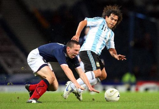 Carlitos fue de lo mejor frente a Escocia. 