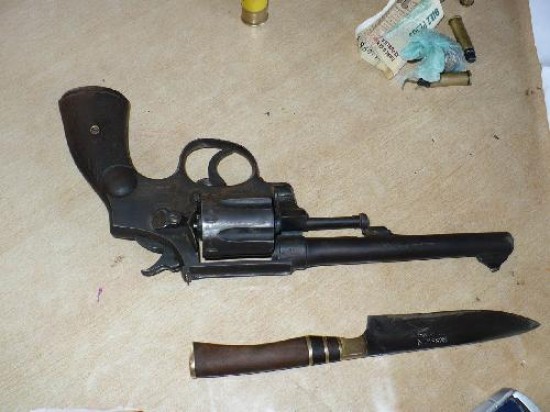 En el procedimiento se secuestr un arma calibre 38 marca Smith & Wesson, al igual que un arma blanca. 