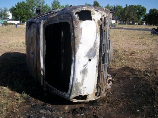 Este es el auto incendiado. Perteneca a Quiroga, la vctima fatal del enfrentamiento, que fue encontrado varias horas despus en el canal.