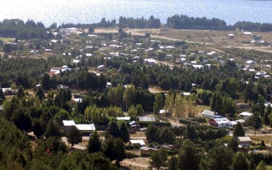 Las casas se iban a hacer en Dina Huapi. Varios terrenos fueron entregados a la Comisin de Fomento por una deuda. 