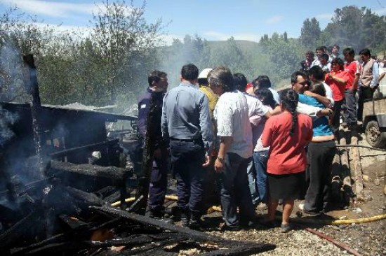 Escenas desgarradoras se vivieron al constatarse que el pequeo Kevin Brian, de dos aos, habia perecido quemado. 