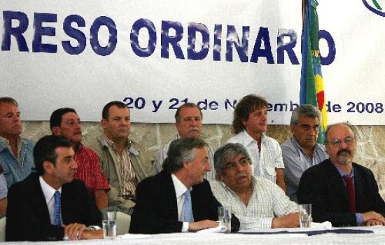 El ex presidente y varios ministros estuvieron en la fiesta de reeleccin del lder de los camioneros. 