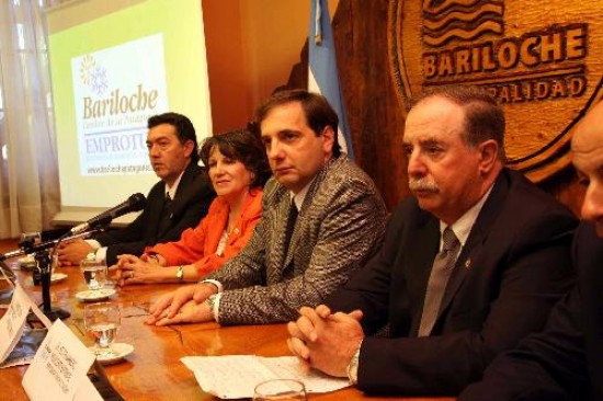 El intendente Cascn y empresarios durante la asuncin de Hctor Barberis en Emprotur. 