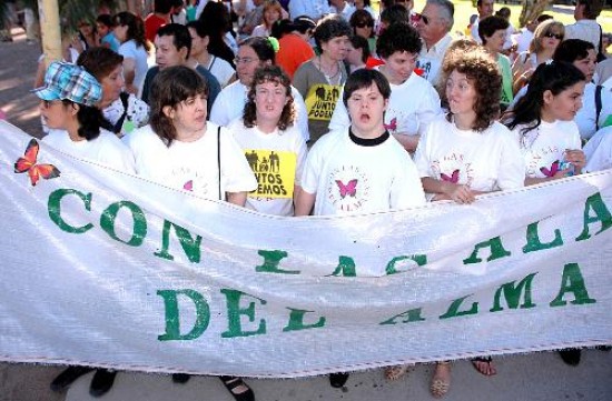 Asociaciones que trabajan con personas con capacidades diferentes caminaron junto a vecinos particulares y familias con nios. 