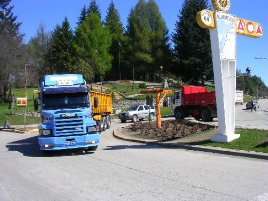 El tránsito de camiones pesados por el centro de Villa La Angostura es la base del conflicto. 