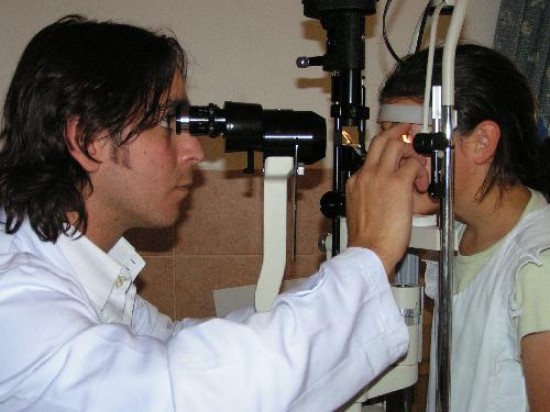 Los tres oftalmlogos del Hospital Santa Luca atendieron a ms de 400 personas durante su visita. 