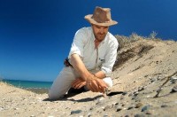 El arquelogo Cristian Dubois hall restos fsiles que confirman un intenso usufructo de recursos marinos por antiguos pobladores. 