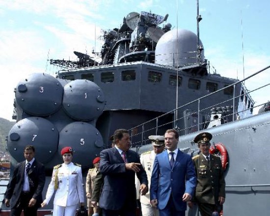 Chvez y Medvedev recorrieron uno de los barcos de la flota rusa. 