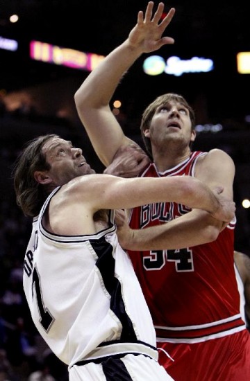 Fabricio Oberto pelea cerca del cesto con Aaron Gray, en el triunfo de Spurs sobre Bulls. 