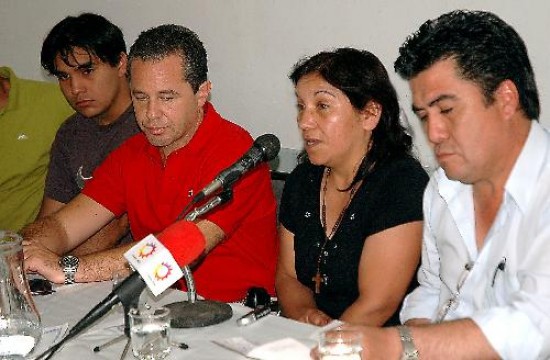 Los familiares, junto al querellante Hertzriken Velasco (izquierda). 