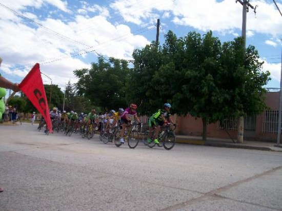 El circuito armado en la ciudad petrolera fue muy exigente para los pedalistas. Hubo varias fugas, pero la nica que prosper fue la de Escuela. 