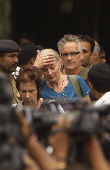 Algunos de los rehenes liberados ayer en Bombay. Soldados bajan de un helicptero en el centro judo donde murieron cinco personas. A la izquierda, un soldado apunta su arma contra el hotel Taj Mahal. 