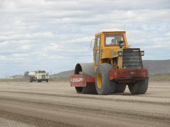 Con maquinaria pesada se realizan los trabajos de la compactacin de la pista de aterrizaje y luego se tirar el asfalto. 