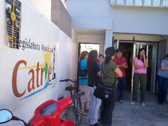 Muchos padres lograron que se creara una nueva escuela tcnica para la ciudad. 