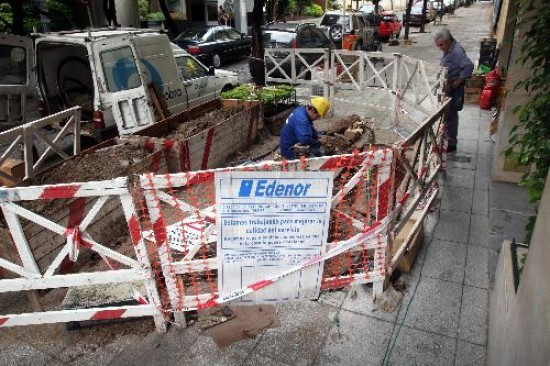 Decenas de cuadrillas trabajaban ayer para solucionar cientos de cortes. 