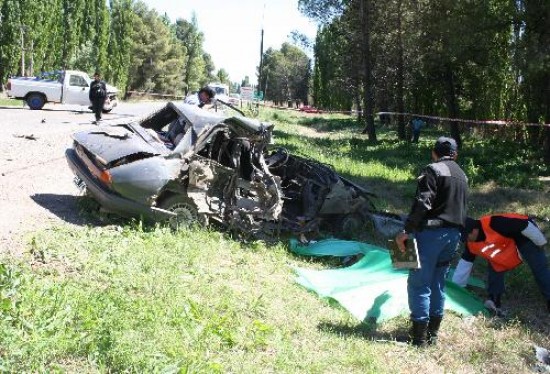 El conductor del Peugeot intent esquivar a la F-100, pero no lo logr y el impacto fue violento. 