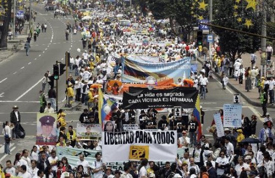 Las marchas tuvieron menos convocatoria que las anteriores. En Madrid, Betancourt habl y recibi abrazos de Miguel Bos y del alcalde de la ciudad Gallardn. 