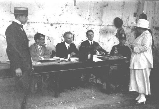 Un día histórico. Julieta Lanteri se presenta a votar en las elecciones legislativas de Buenos Aires. Fue el 26 de noviembre de 1911. 