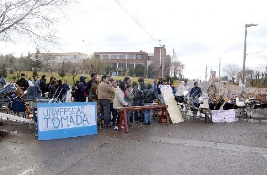 Desde la traumtica toma de los cien das, el gobierno de la Universidad Nacional del Comahue estuvo en crisis. 