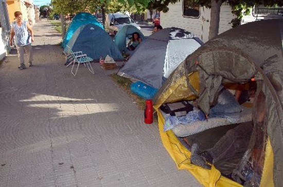 Carpas y motorhomes sirven para mejorar la espera de los candidatos a docentes idneos. 