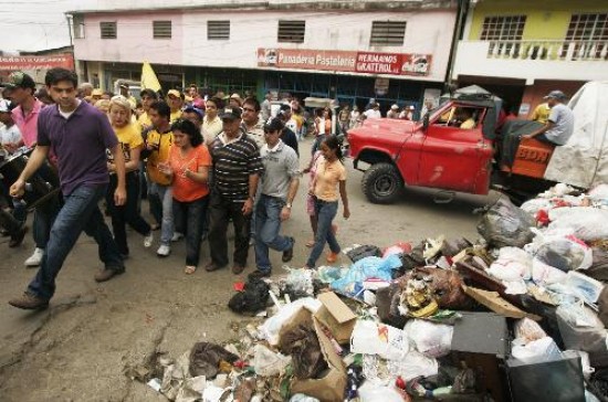 Ocariz (izq.) le gan a Chvez prometiendo soluciones a temas como la basura. 