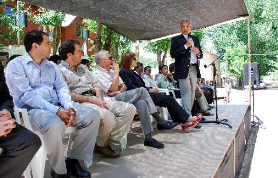 El gobernador Jorge Sapag presidi los actos y dio una serie de anuncios. 