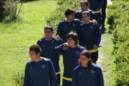 En fila hacia La Plata. A la cabeza Dtolo, suspendido, que le dejar su lugar al uruguayo Gonzlez para jugar ante Gimnasia. 