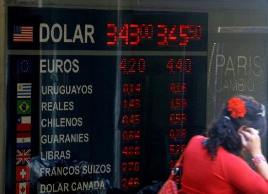 La baja en la recaudacin y en los precios de commodities dirigen fondos hacia el dlar. 