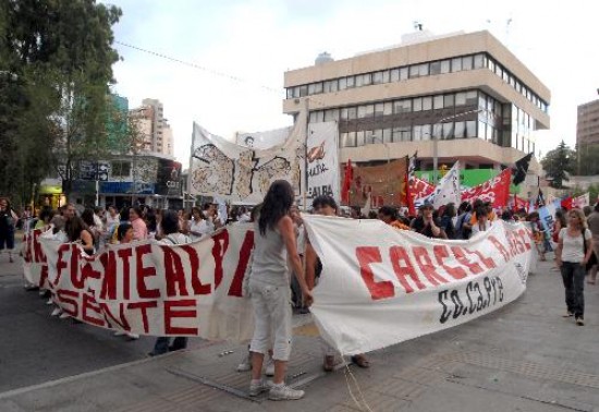 Por la tarde una manifestacin pidi que Sobisch sea juzgado. 