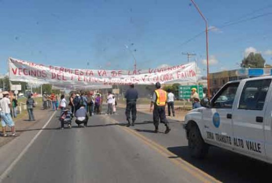 Manifestantes reclaman la construcción de 90 viviendas en Cervantes. Foto: Andrés Maripe